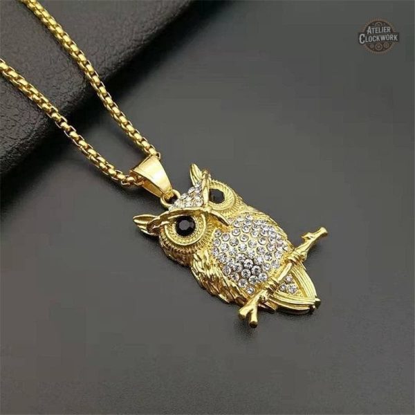 Détail d'un pendentif hibou doré vintage