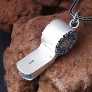 Sifflet en argent au style steampunk audacieux