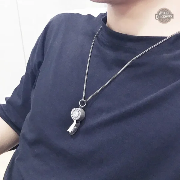 Bijou steampunk homme : pendentif sifflet chic et unique