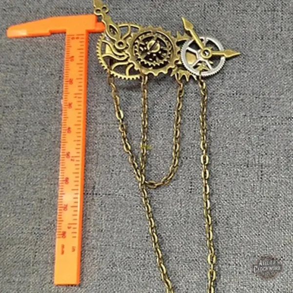 Broche artisanale au design steampunk distinctif