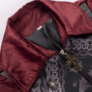 Redingote noire au style théâtral et dramatique