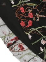 Robe féminine avec broderies florales, style unique