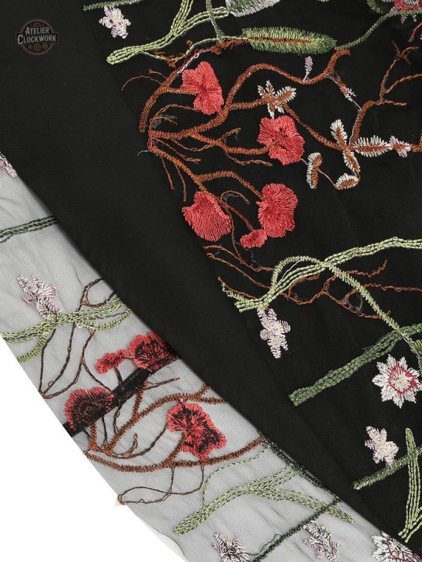 Robe féminine avec broderies florales, style unique