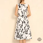 Robe blanche steampunk ornée de fleurs noires