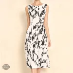 Robe Dark Bloom en blanc avec accents floraux