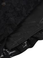 Robe de mariée noire avec touches rétro-futuristes