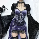 Robe en velours violet avec détails en dentelle noire