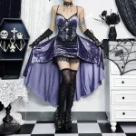 Détails de la robe gothique violette en velours
