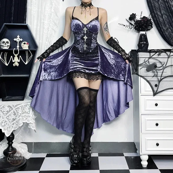 Détails de la robe gothique violette en velours