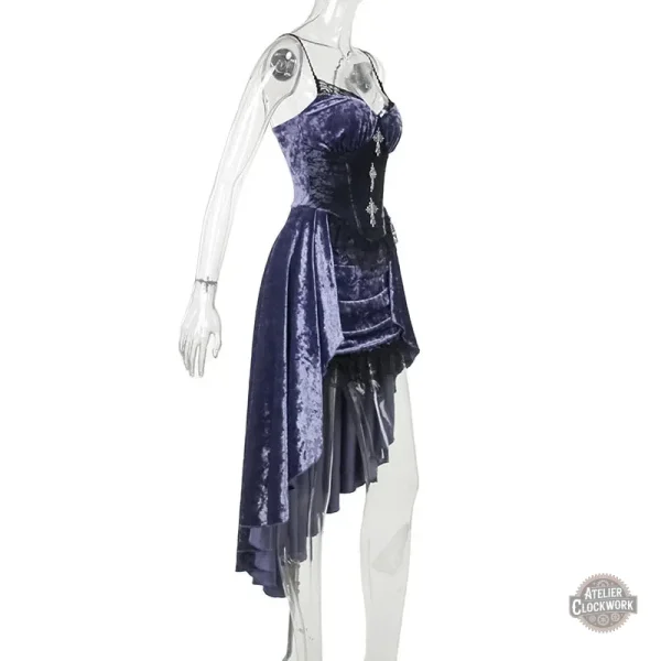 Look gothique : robe violette en velours et dentelle