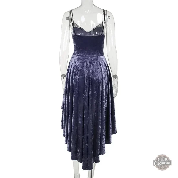 Robe gothique femme : velours noir et violet harmonieux
