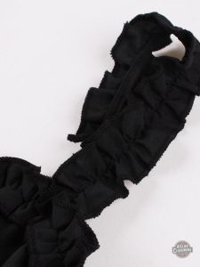 Style gothique : robe noire à bretelles
