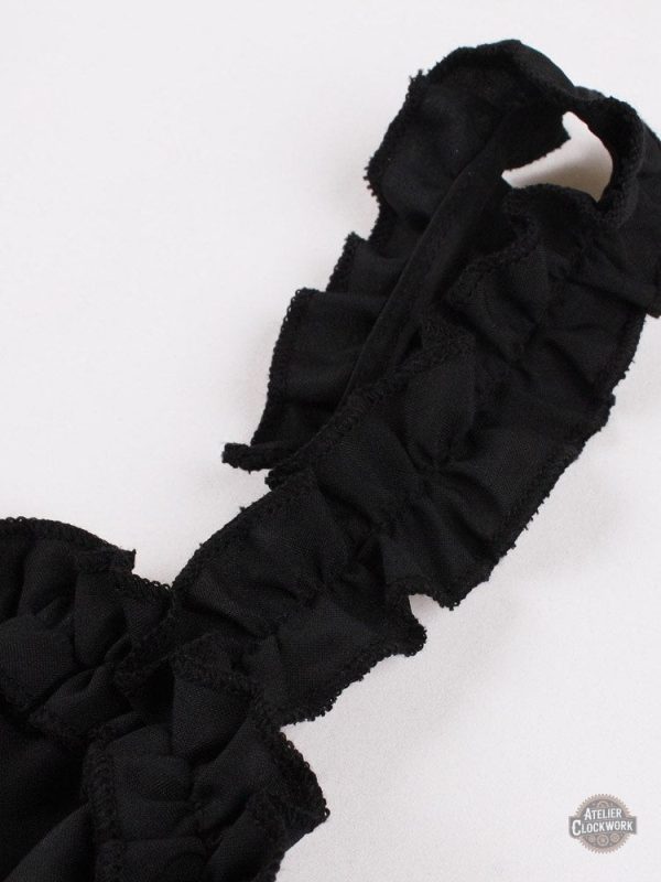 Style gothique : robe noire à bretelles