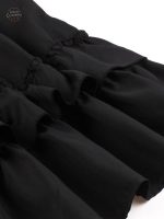 Robe noire à bretelles pour un look gothique