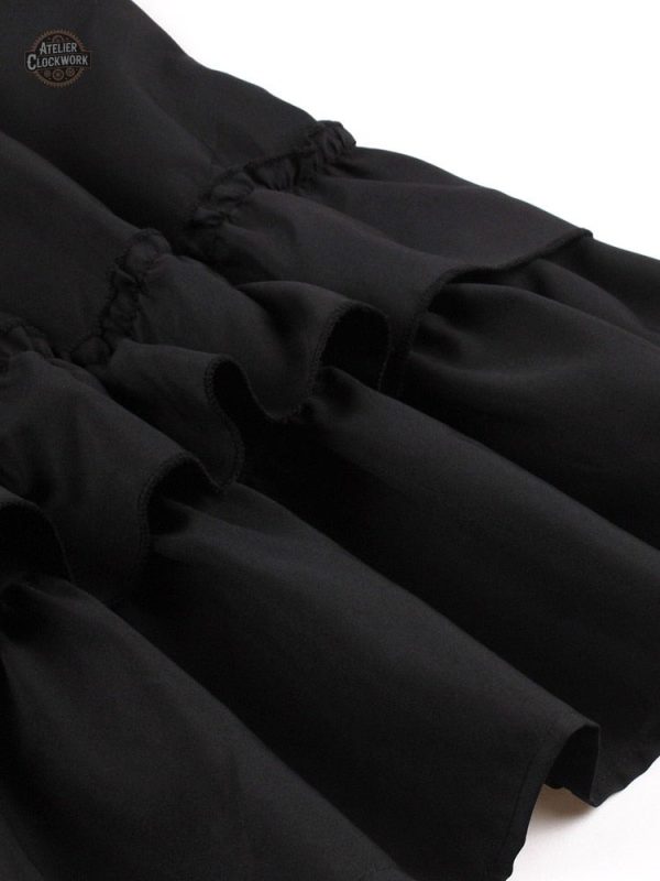 Robe noire à bretelles pour un look gothique