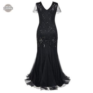 Détails en dentelle sur robe noire élégante