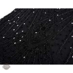 Vêtement noir chic alliant gothique et rétro