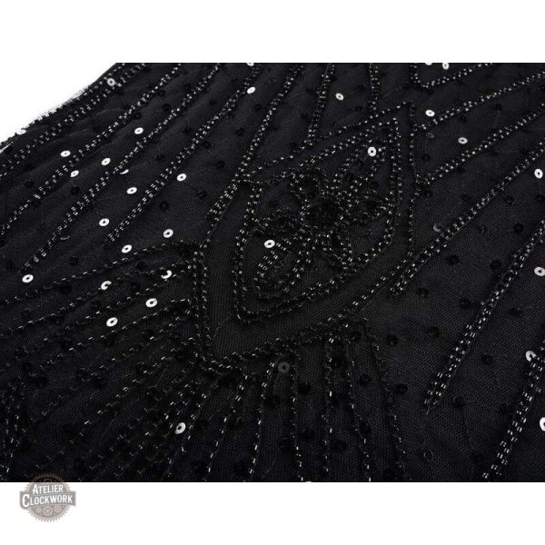 Vêtement noir chic alliant gothique et rétro