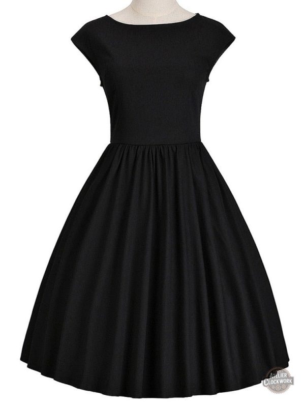 Robe noire avec design gothique et accents steampunk