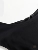 Robe féminine noire, parfaite pour un look gothique