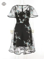 Robe Steampunk avec détails colorés raffinés