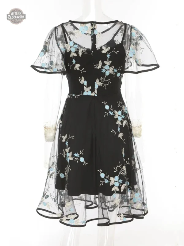 Robe Steampunk avec détails colorés raffinés