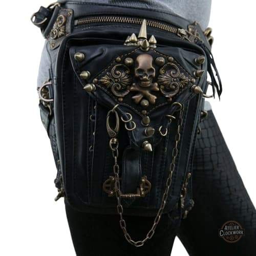 sac-bandouliere-steampunk-1 Sac banane Gothique en cuir avec chaînes décoratives