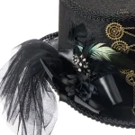 Chapeau magicien avec détails en métal et plumes