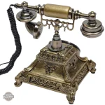 Téléphone ancien avec éléments steampunk décoratifs