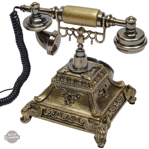 Téléphone ancien avec éléments steampunk décoratifs